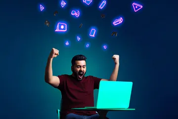 Cassino Móvel QWE123 — Jogue a qualquer hora e em qualquer lugar Um jogador usando seu smartphone durante um evento festivo local, representando o cassino totalmente compatível com dispositivos móveis do QWE123.