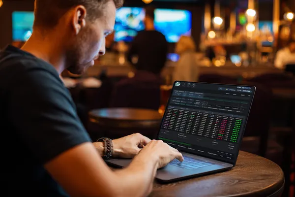 Login QWE123 — Acesse instantaneamente sua conta segura Um dealer confiante cercado por fichas de cassino convidando jogadores a acessar sua conta QWE123, refletindo opções de login rápidas e fáceis.